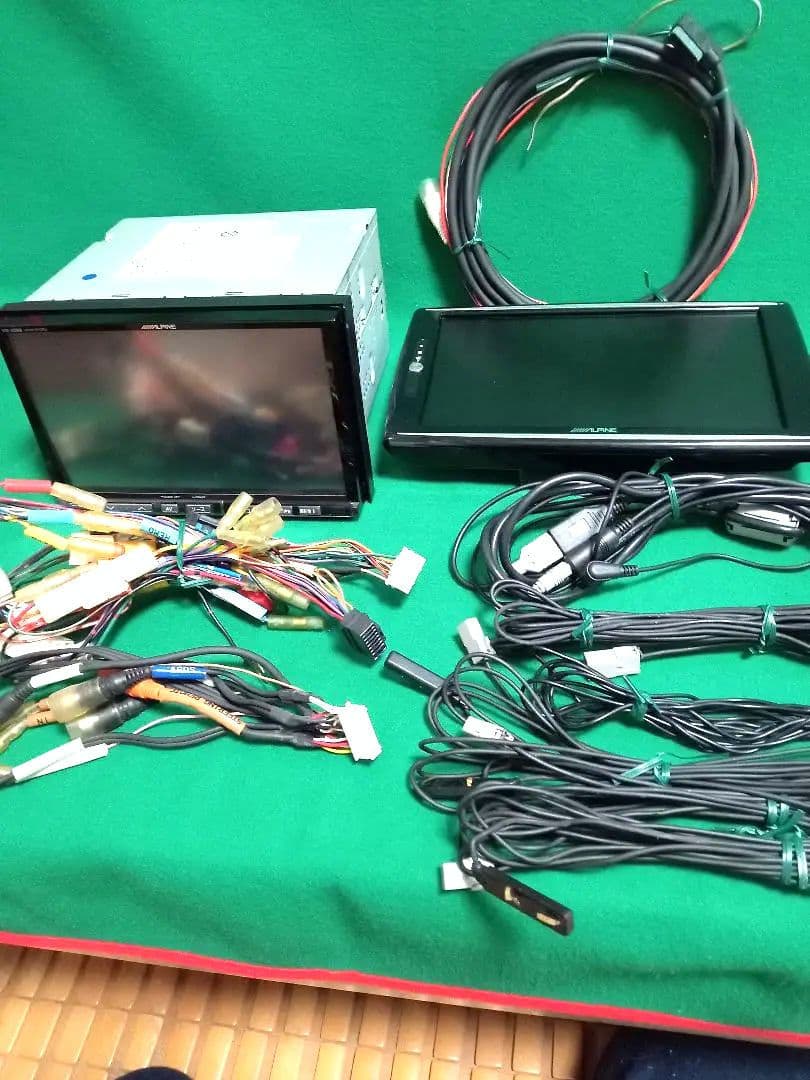 アルパイン8型ナビと9型モニター動作品セット（リヤカメラ付き）