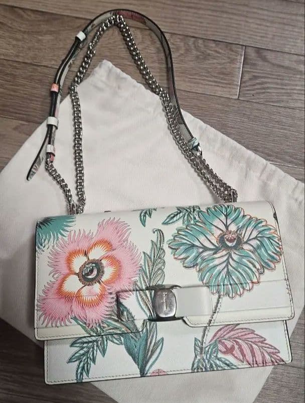 フェラガモ　ショルダーバッグ　値下げ不可