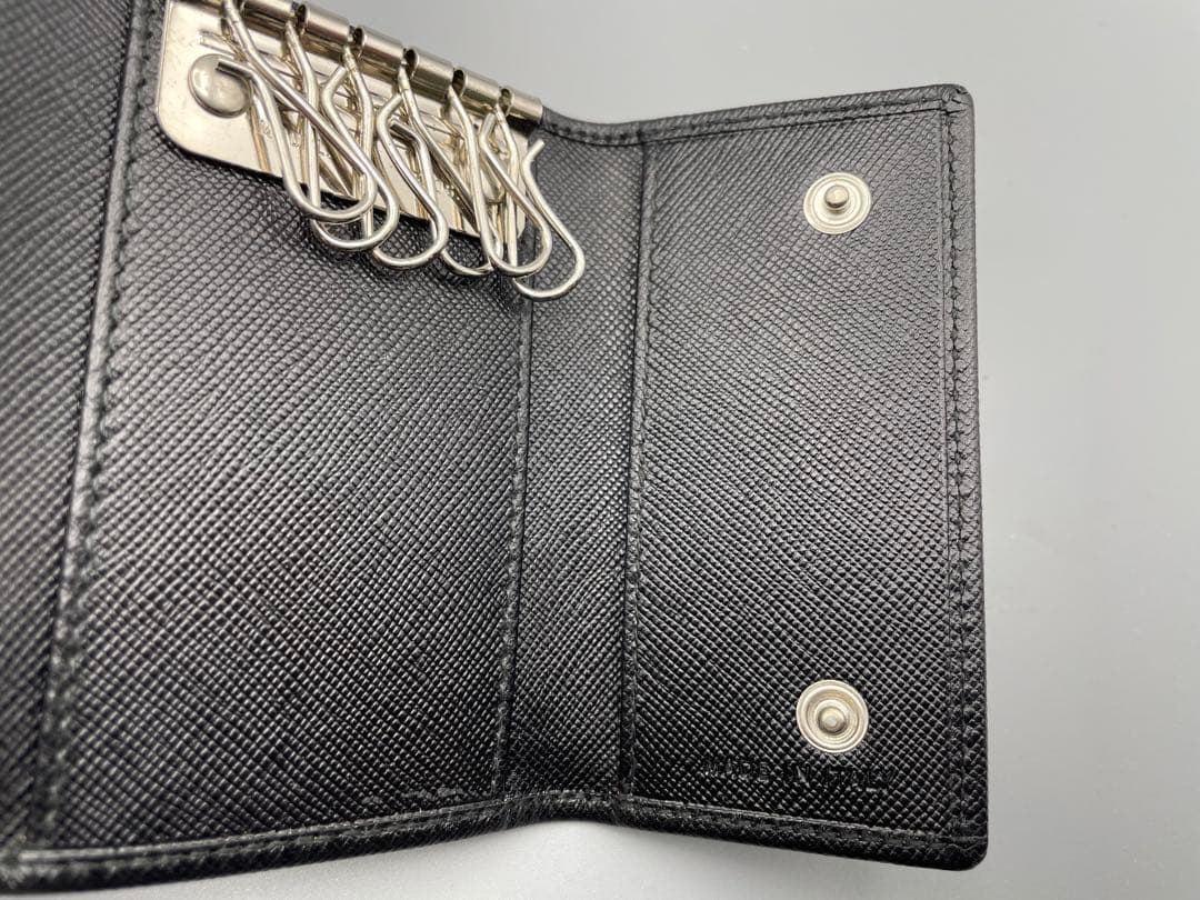 【極美品】　箱付き　プラダ　6連キーケース　男女兼用　ブラック