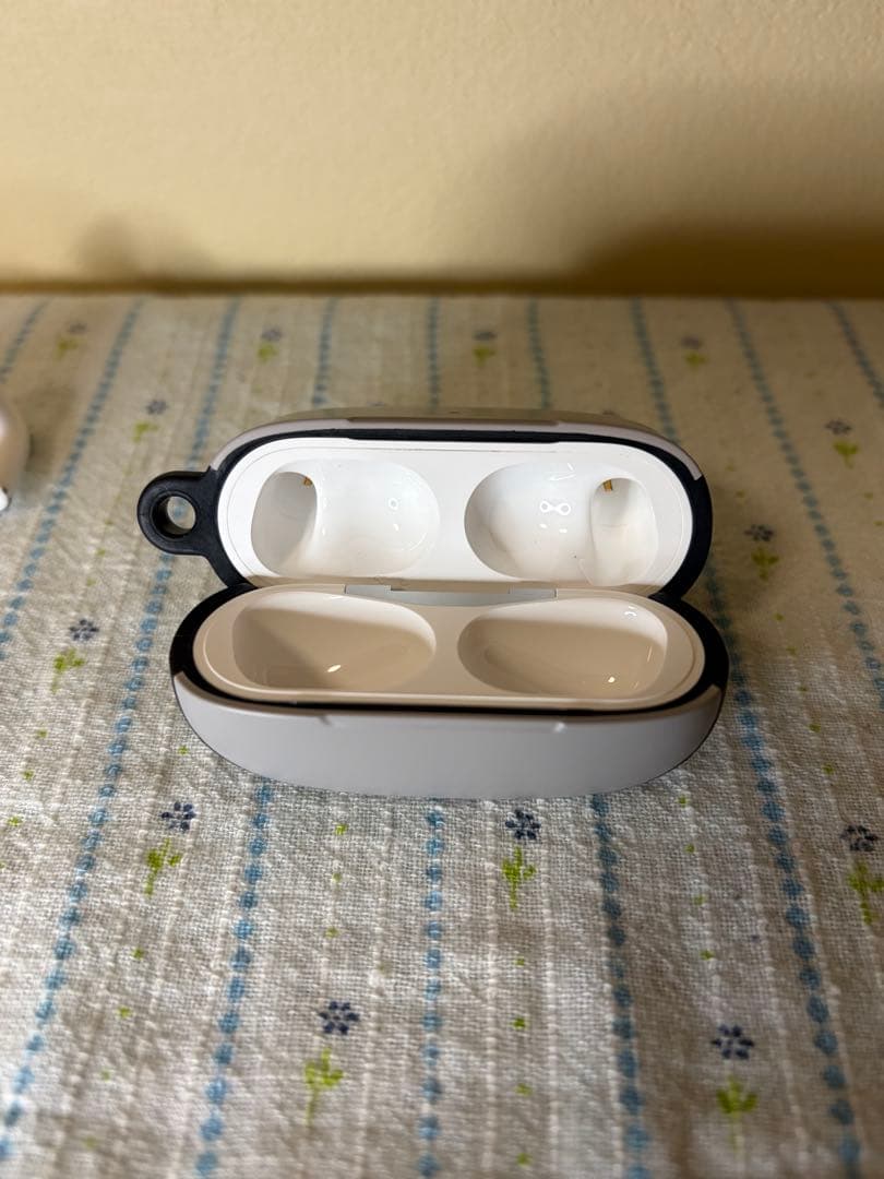 【美品】AirPods Pro（第2世代）　ライトニング版