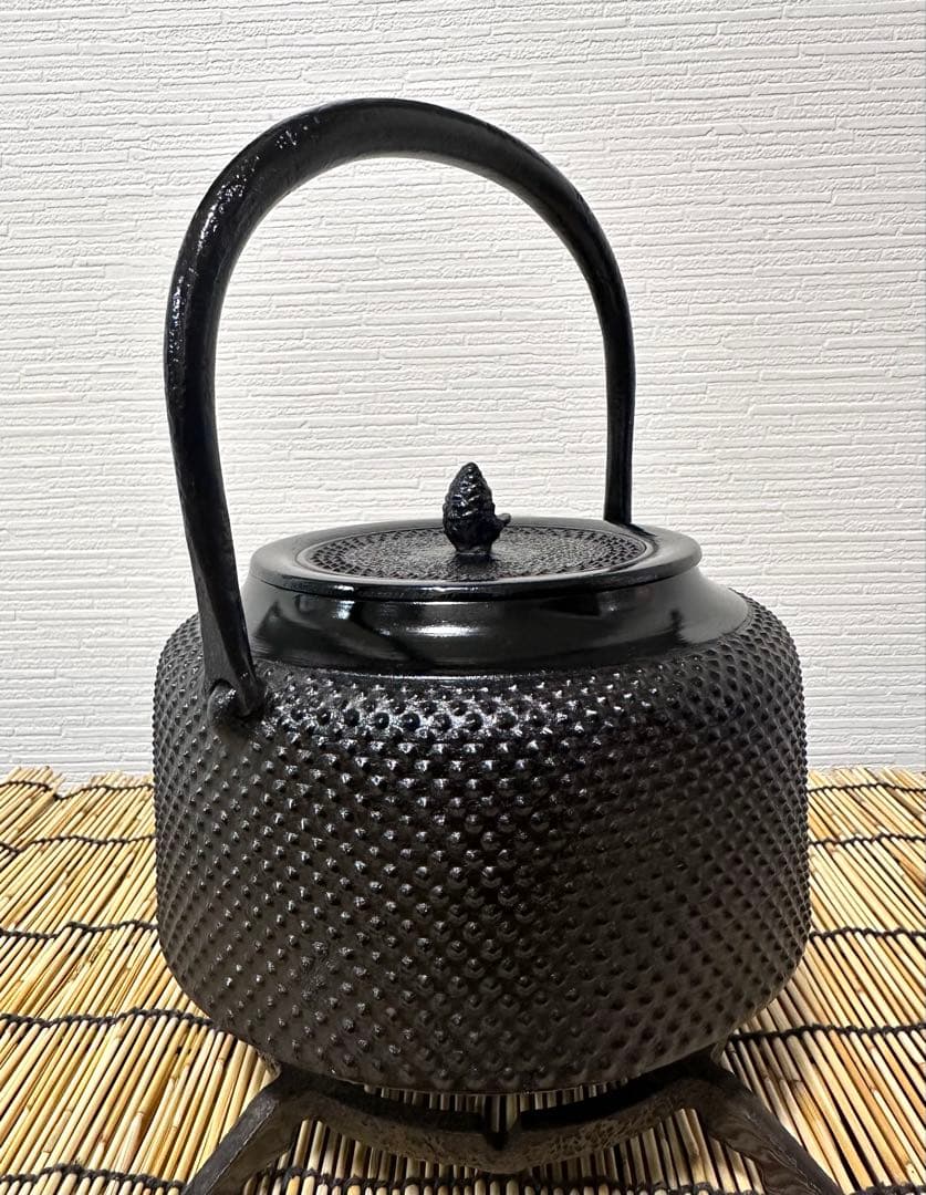 未使用品　成龍堂鋳造所 伝統工芸士 及川　齋（齋峰)造　１８型アラレ　南部鉄瓶