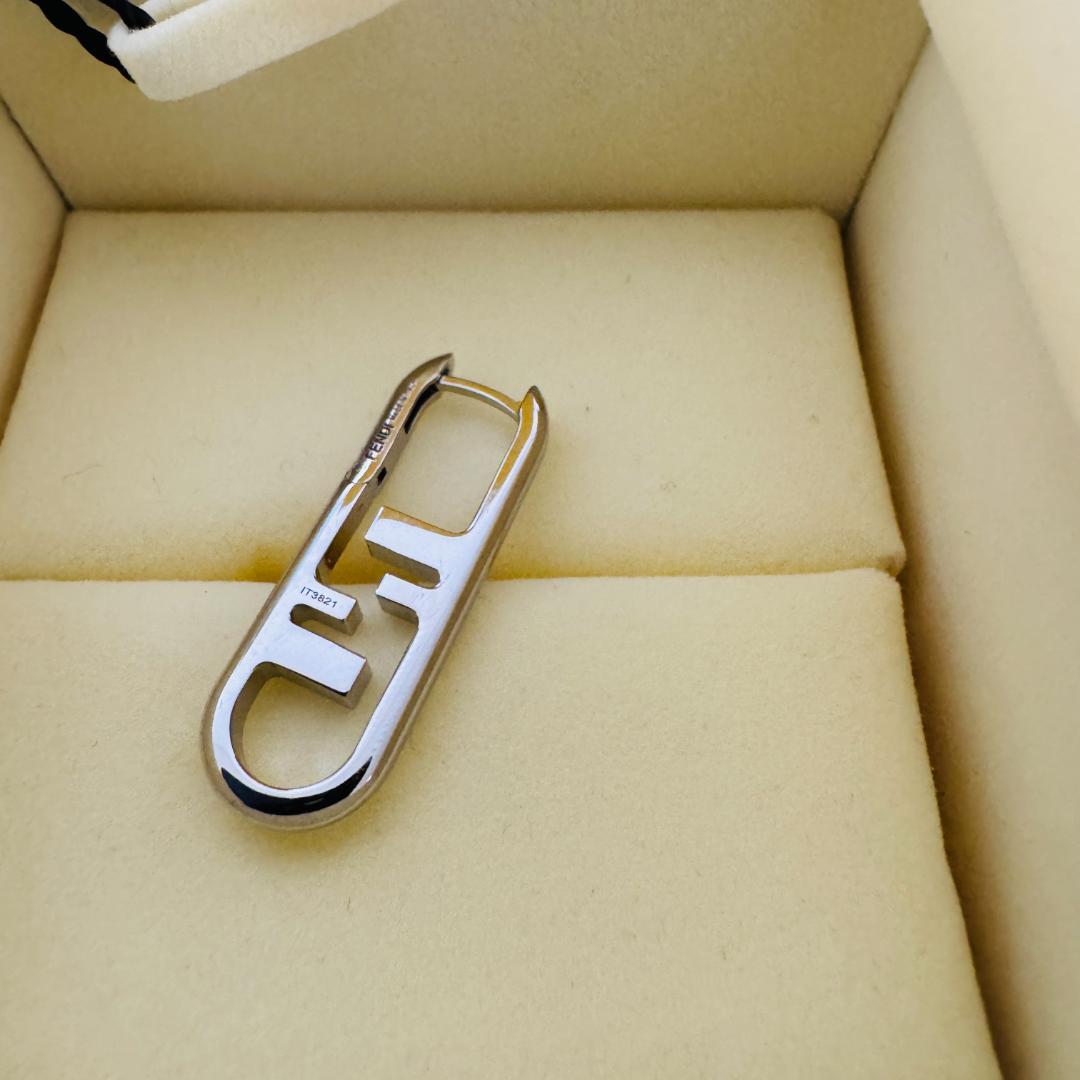 目黒蓮着用　FENDI フェンディ　オーロック　ピアス　シングル　片耳　シルバー