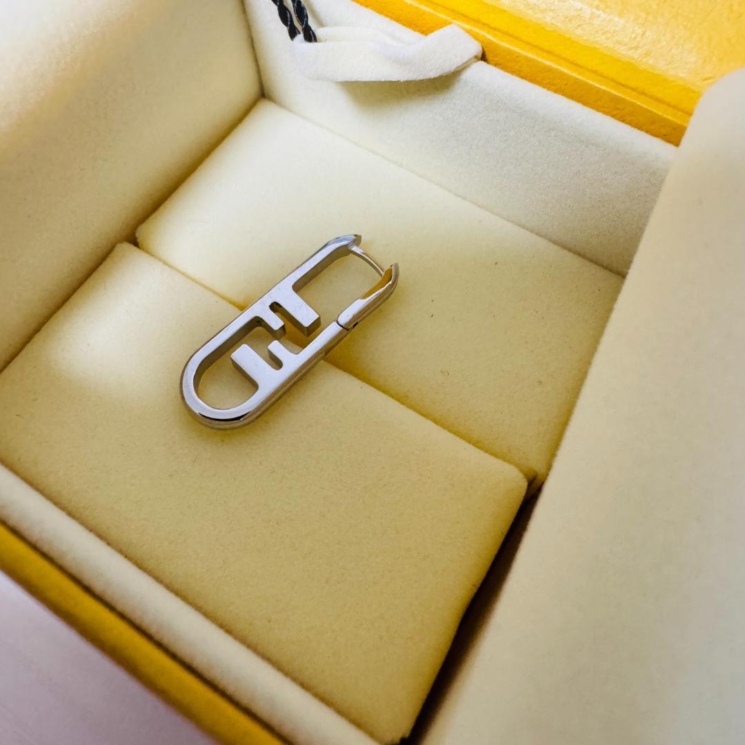 目黒蓮着用　FENDI フェンディ　オーロック　ピアス　シングル　片耳　シルバー