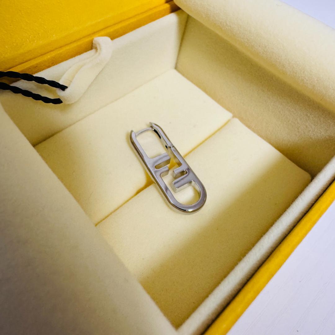 目黒蓮着用　FENDI フェンディ　オーロック　ピアス　シングル　片耳　シルバー