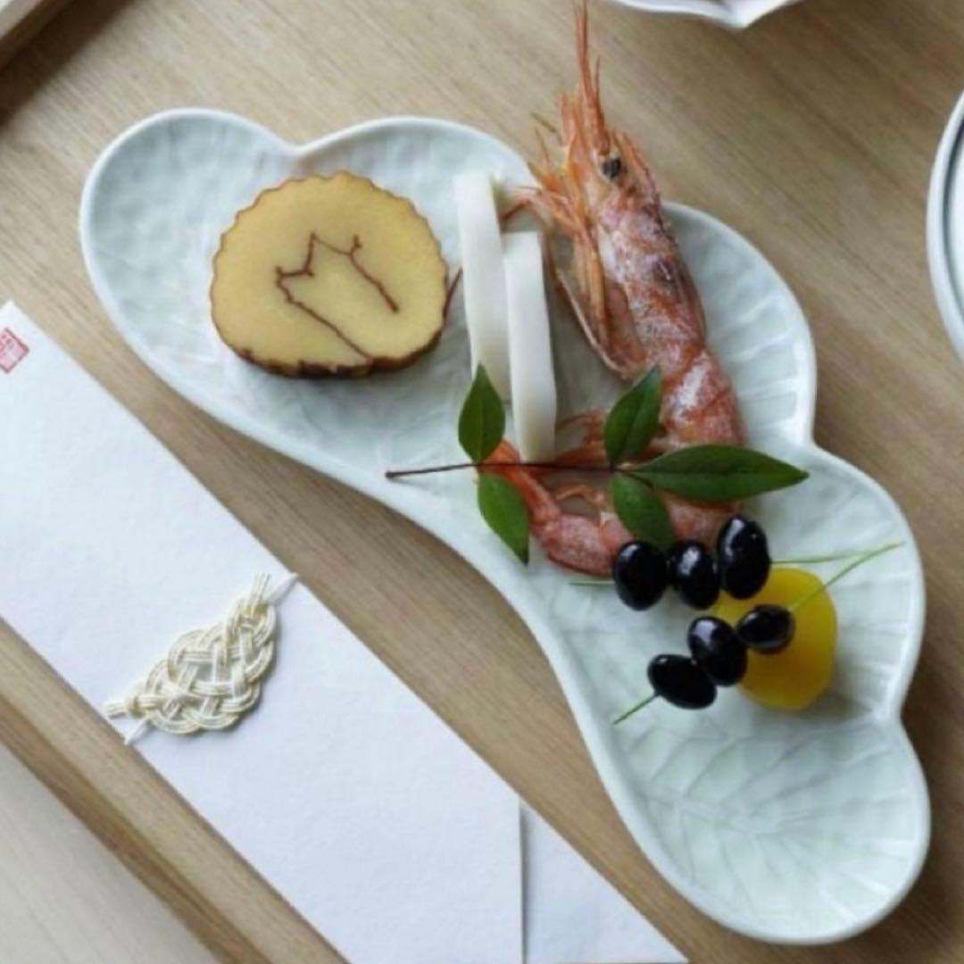 【新品】【大人気】有田焼幸楽窯　錦銀松葉形前菜皿　縁起物