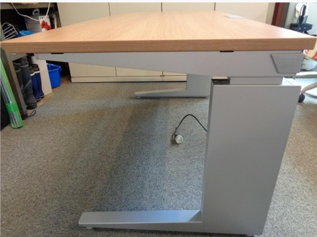 オカムラ プロユニット UDシリーズ 幅135cm 電動昇降デスク