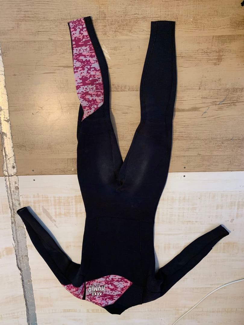 ￼レディースウェットスーツ、ジャーフル　M 3〜5ミリ