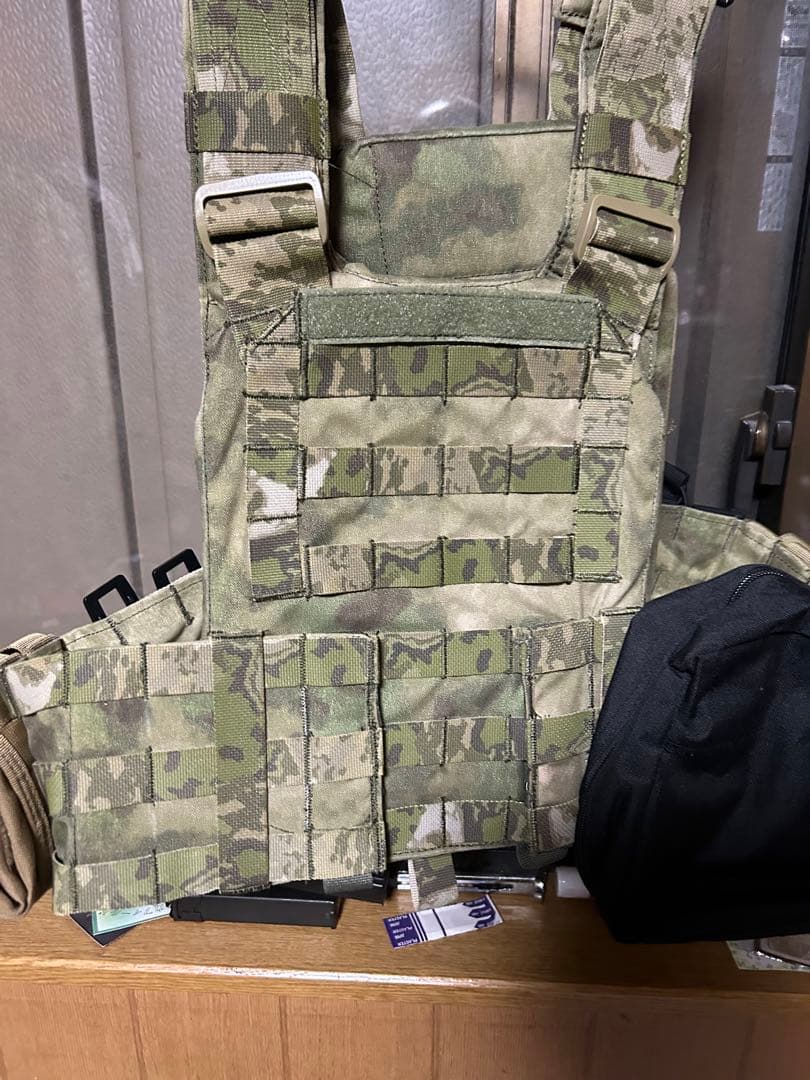 個人装備 UR tactical ops PLATE CARRIER A-Tacs fg