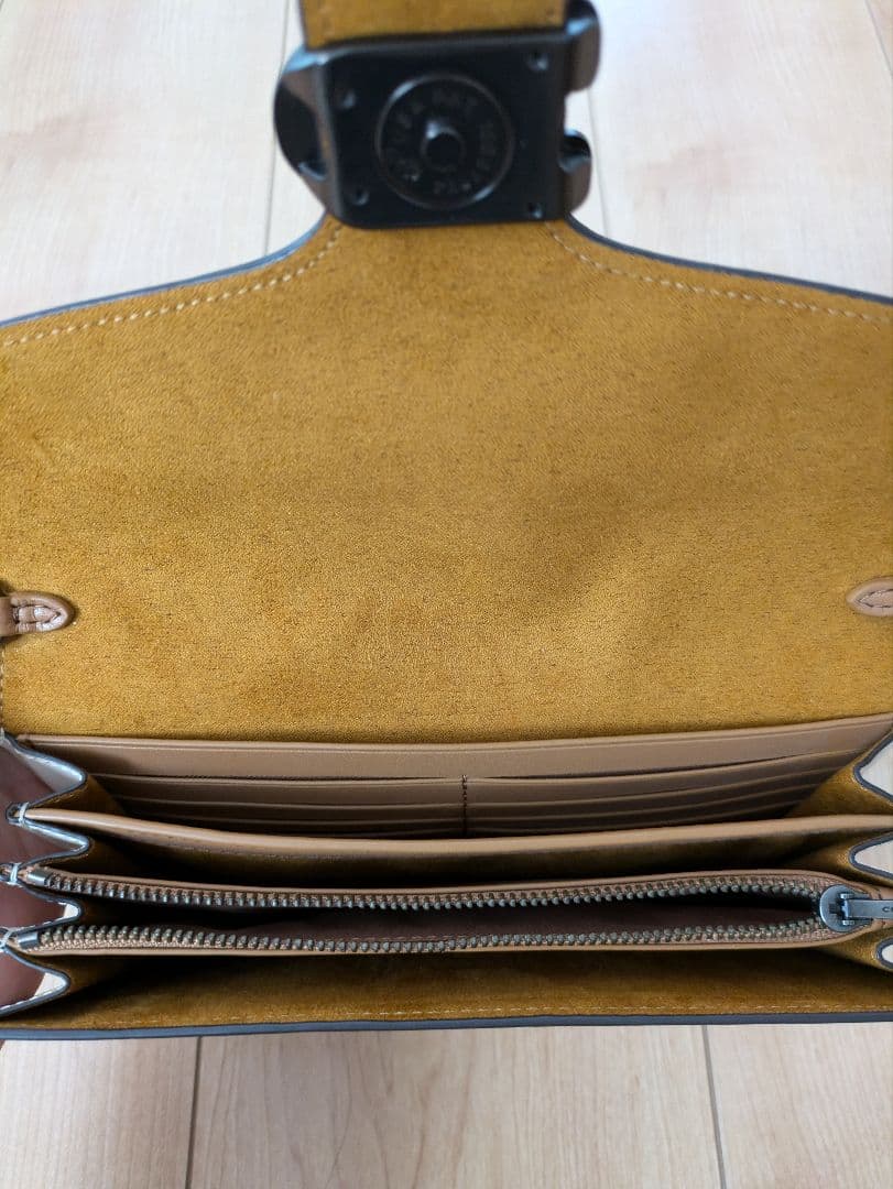 【希少・美品】COACHフラワーモチーフクラッチバッグ