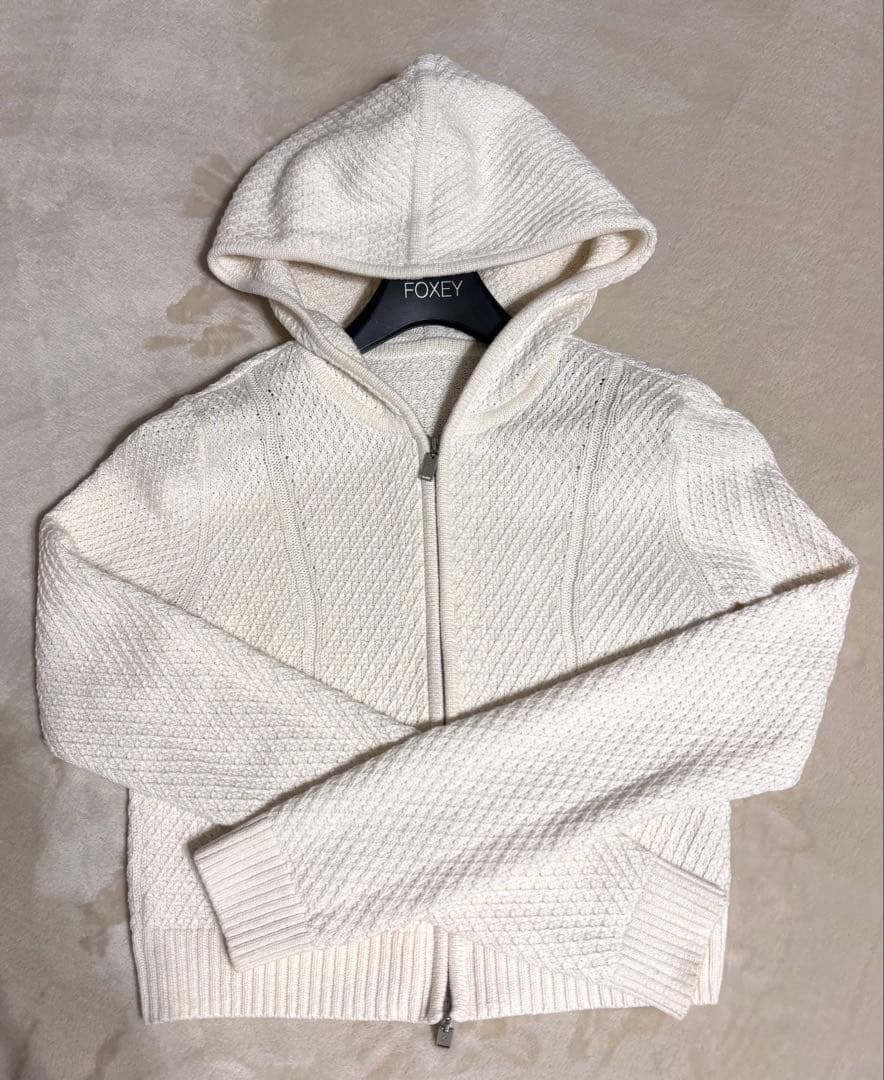 FOXEY フード付きホワイト綿ニットパーカー