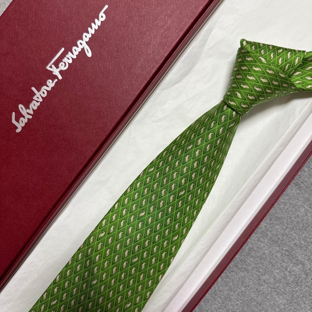 極美品　サルバトーレフェラガモ　ネクタイ　まとめて二本