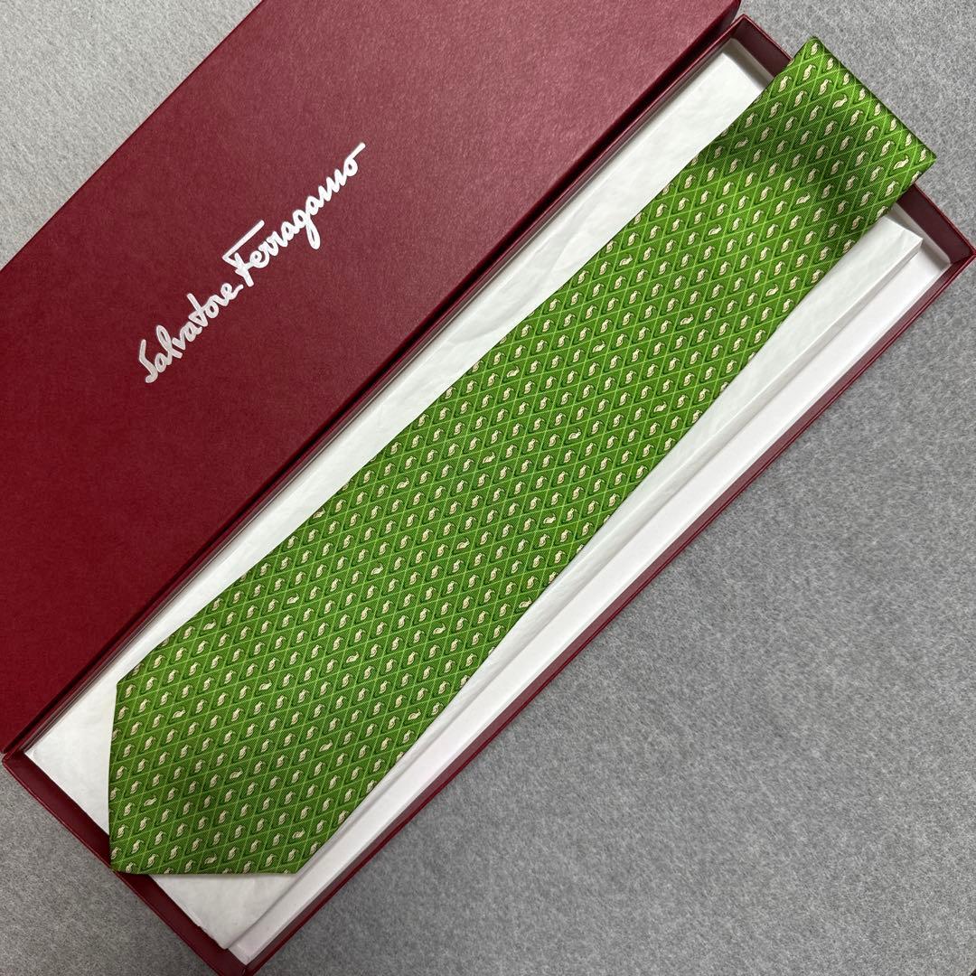 極美品　サルバトーレフェラガモ　ネクタイ　まとめて二本