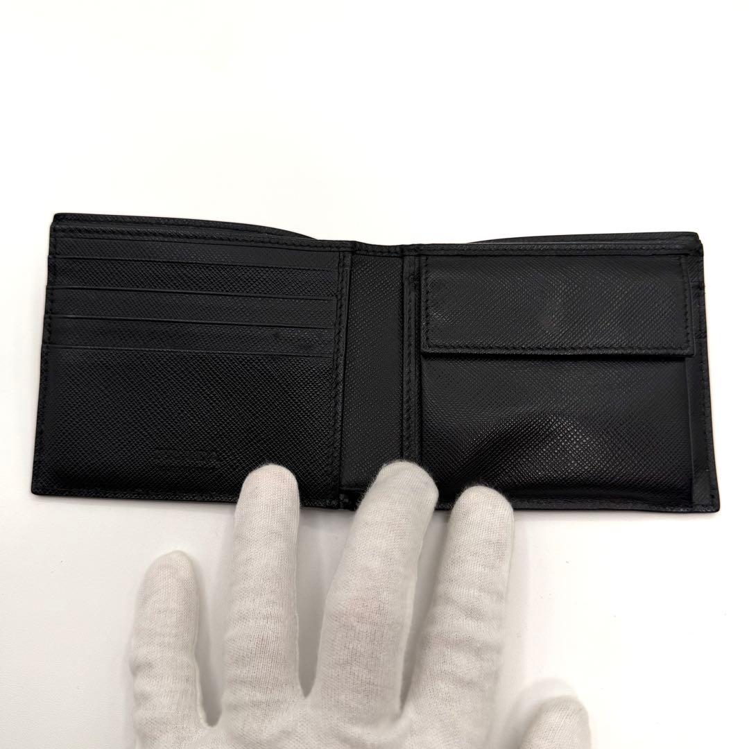 PRADA 二つ折り財布 ブラック　サフィアーノレザー　ロゴ入り　イタリア製