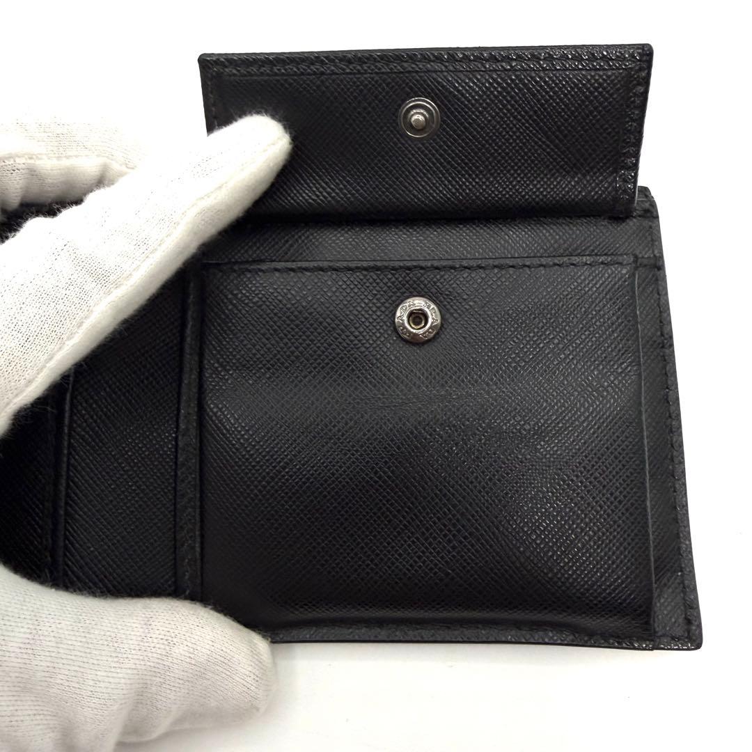 PRADA 二つ折り財布 ブラック　サフィアーノレザー　ロゴ入り　イタリア製