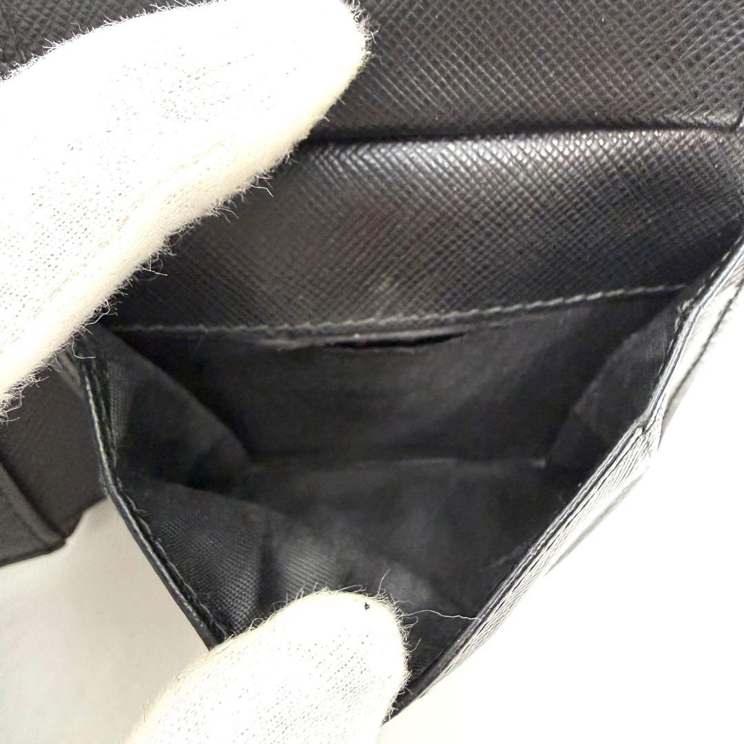 PRADA 二つ折り財布 ブラック　サフィアーノレザー　ロゴ入り　イタリア製