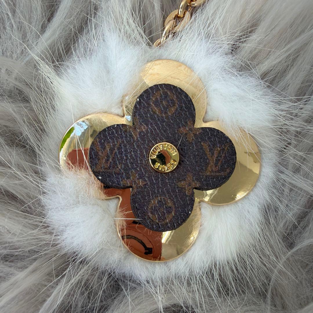 BIGSALE フラワー型ファー付きチャーム ゴールド