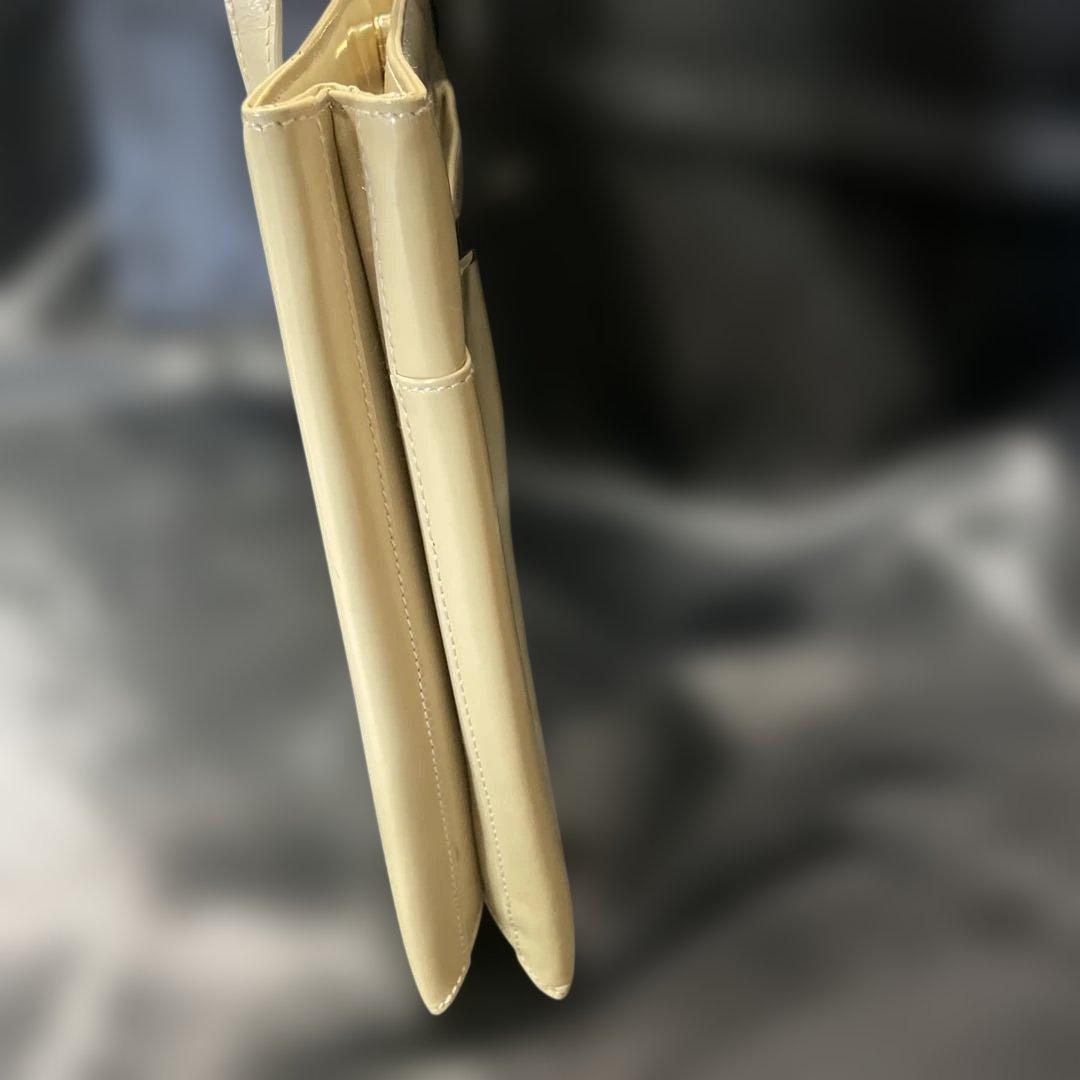 GUCCI グッチ　パテントレザートートバッグ ベージュ　黒いハンドル付き