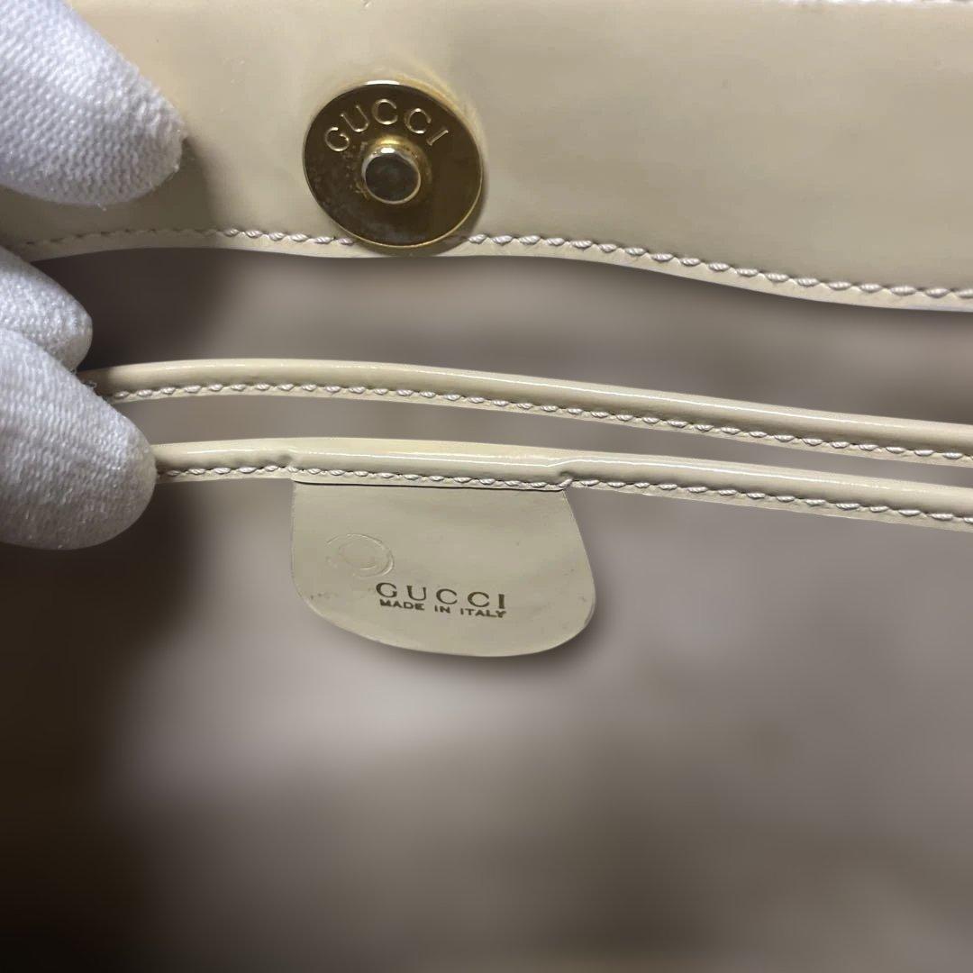 GUCCI グッチ　パテントレザートートバッグ ベージュ　黒いハンドル付き