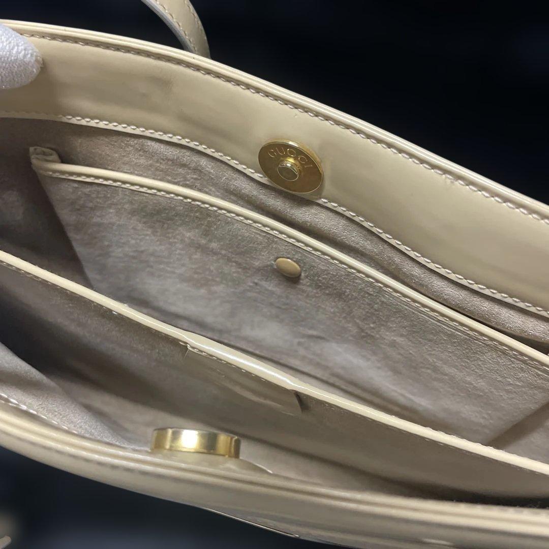 GUCCI グッチ　パテントレザートートバッグ ベージュ　黒いハンドル付き