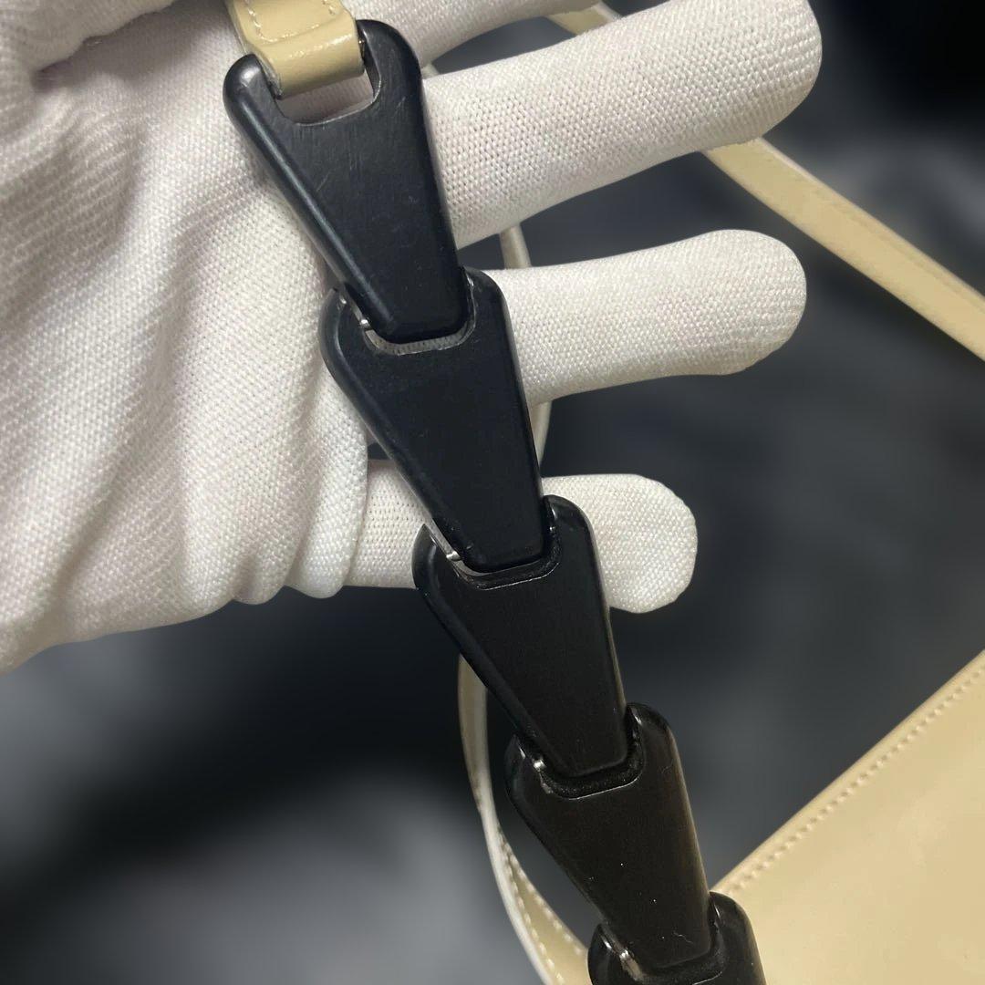 GUCCI グッチ　パテントレザートートバッグ ベージュ　黒いハンドル付き