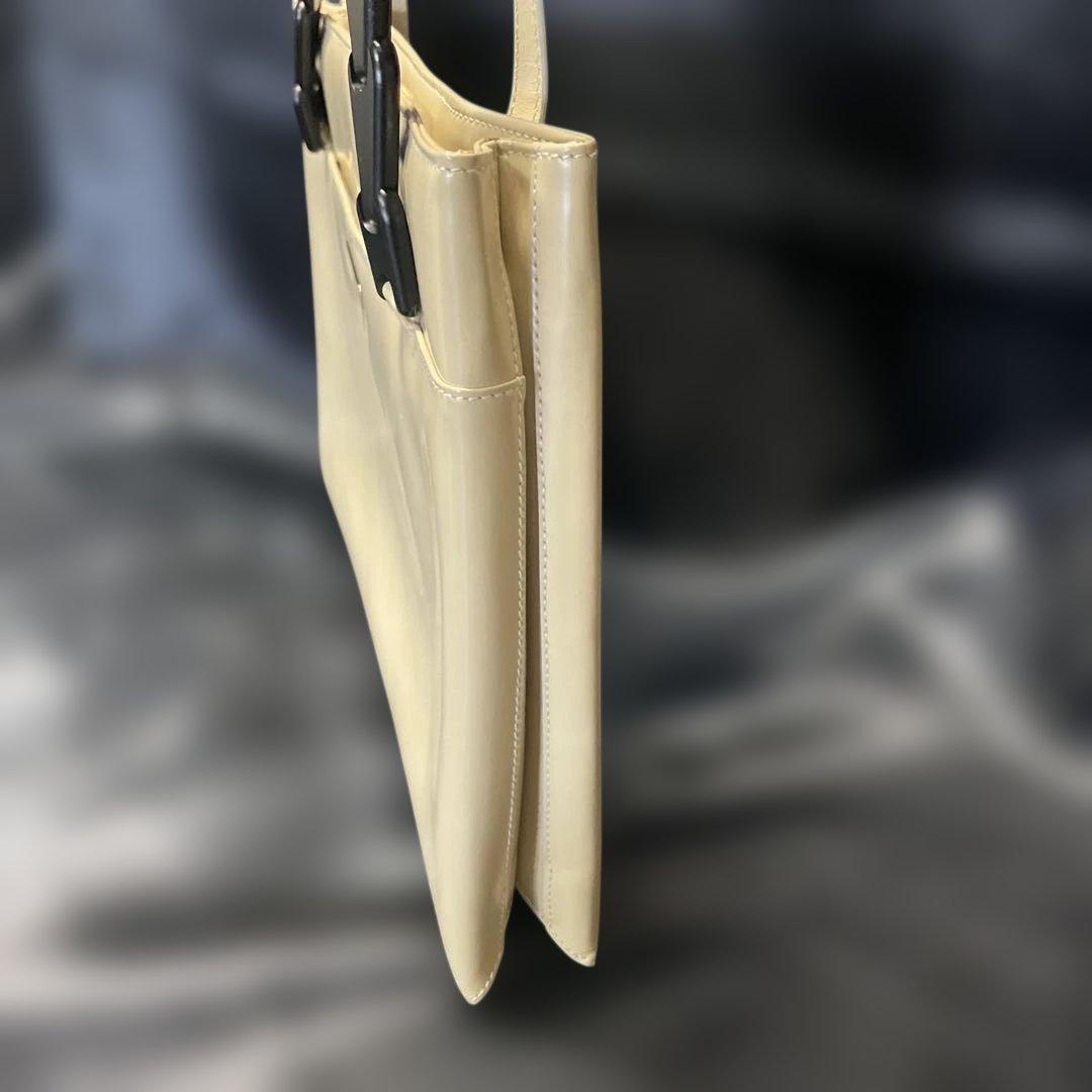 GUCCI グッチ　パテントレザートートバッグ ベージュ　黒いハンドル付き