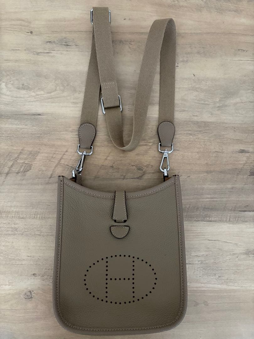 牛革ショルダーバッグ　Hマーク