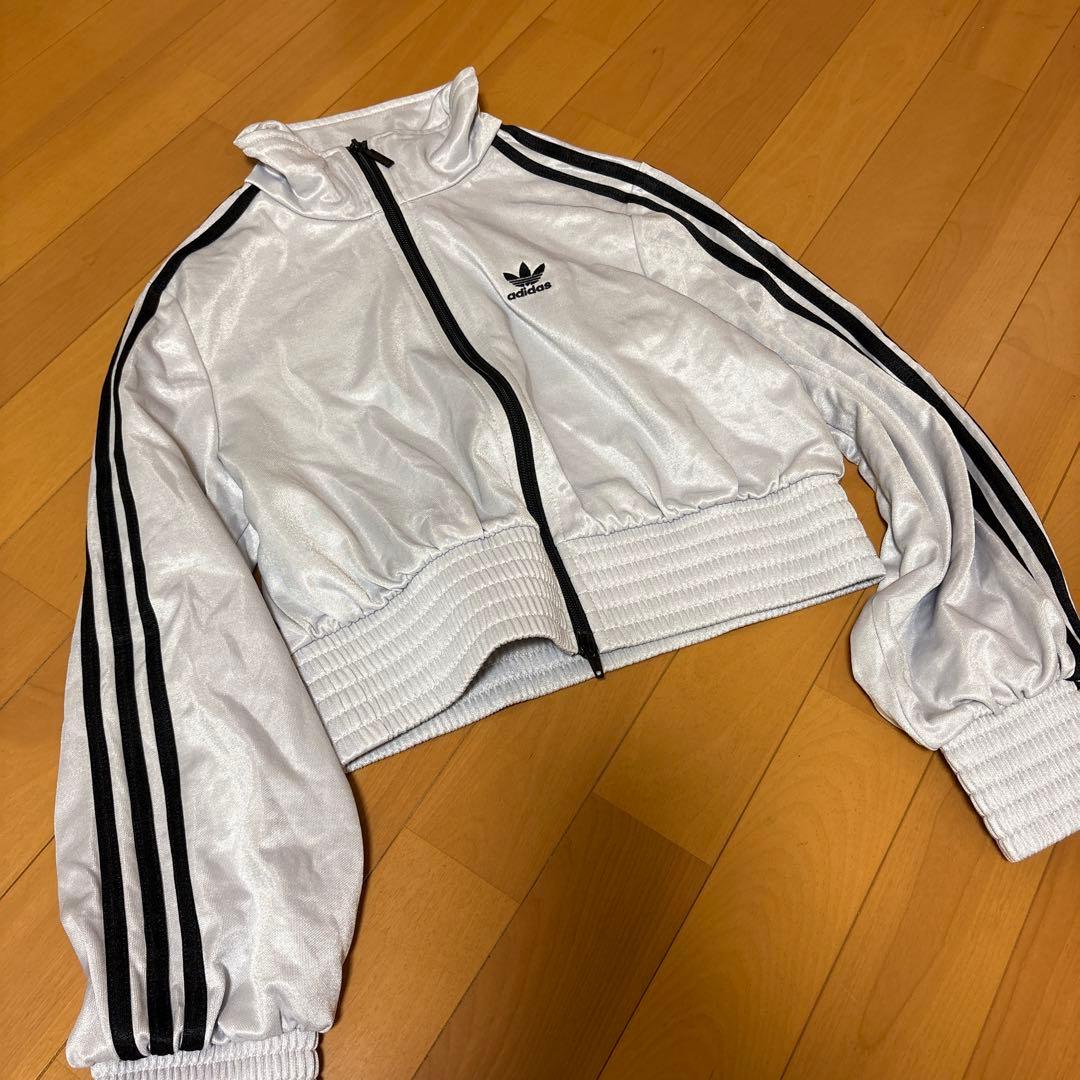 adidas クロップドジャケット　グレー