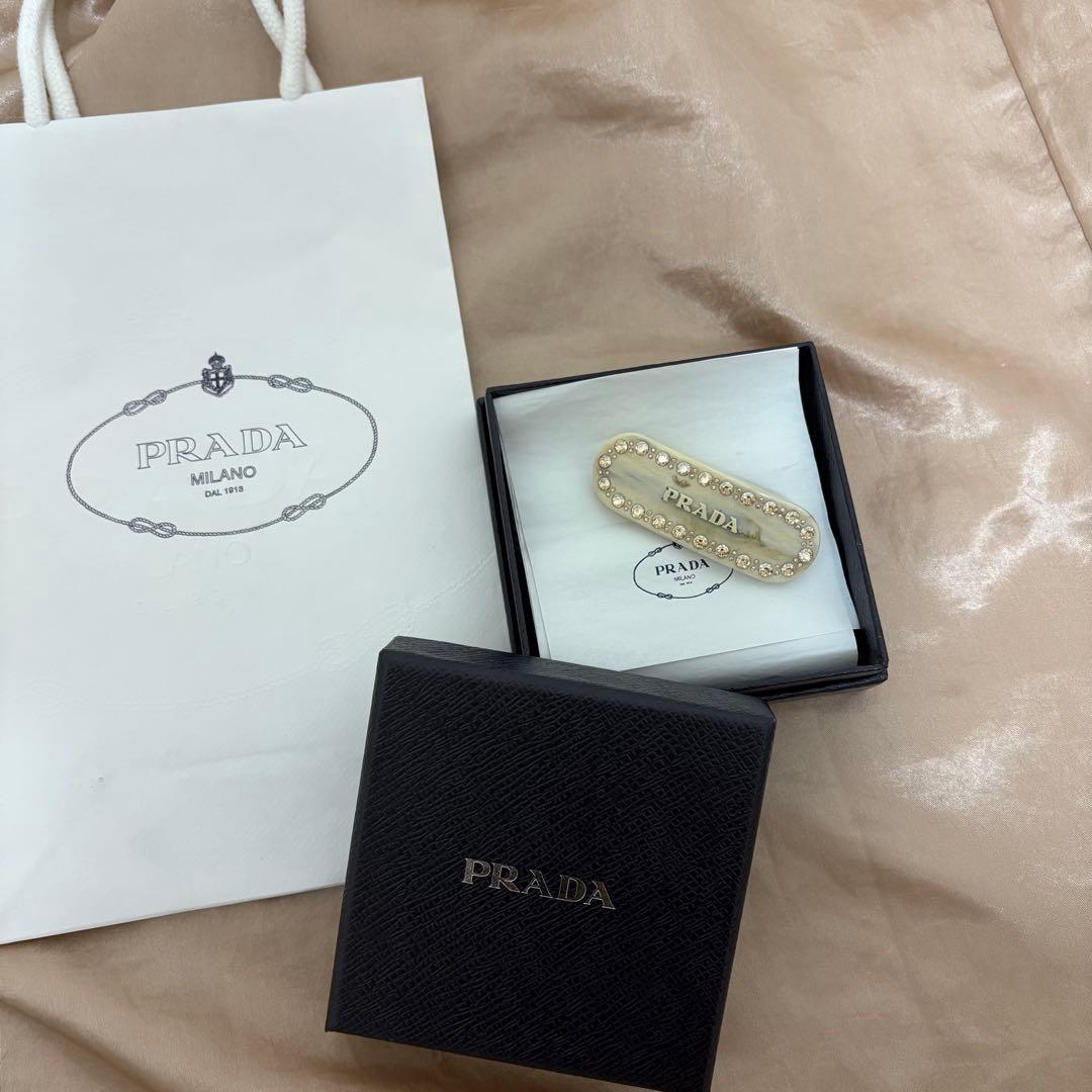 PRADA アイボリー ストーン付きバレッタ