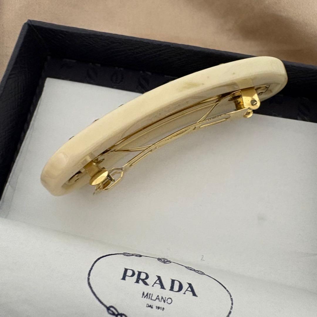 PRADA アイボリー ストーン付きバレッタ