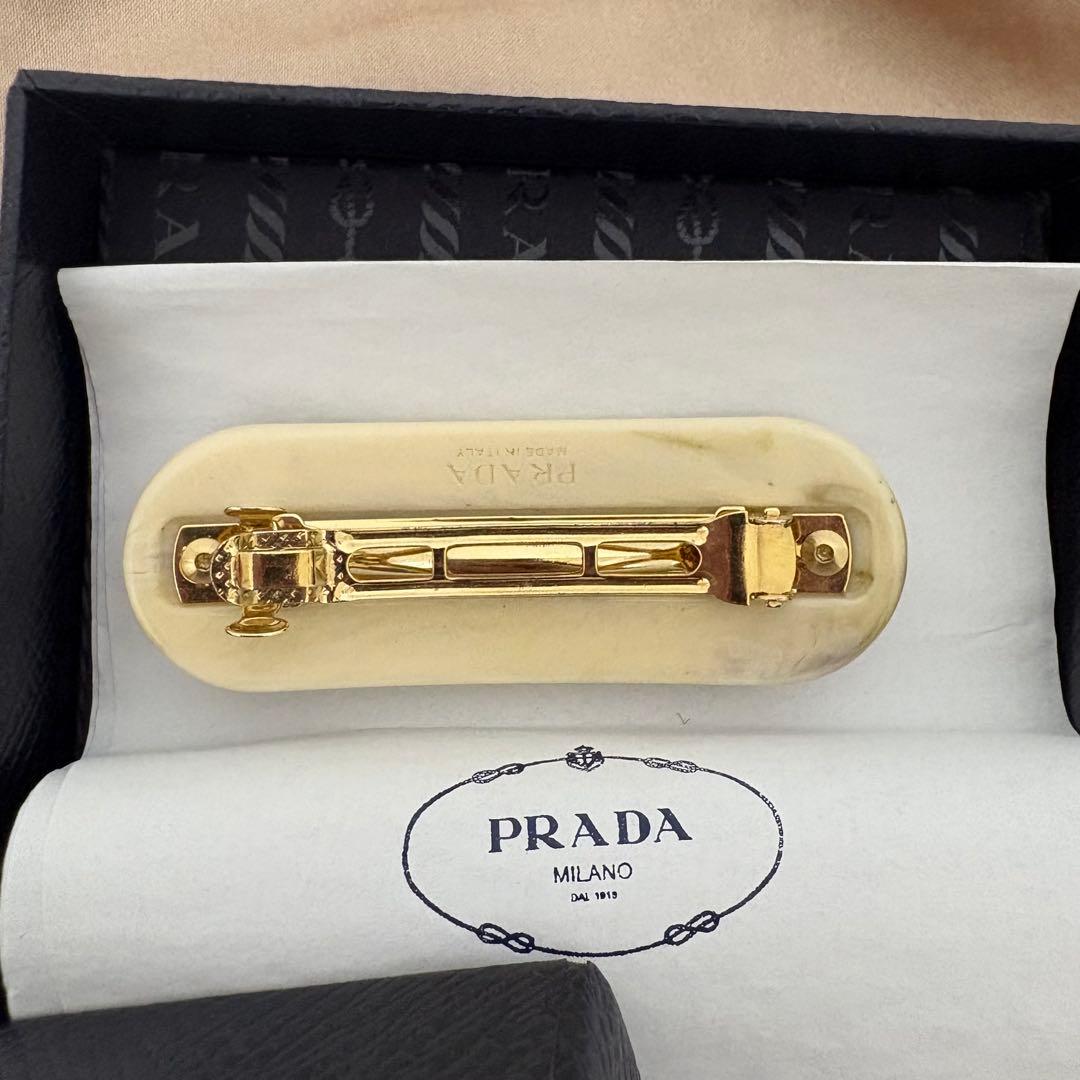 PRADA アイボリー ストーン付きバレッタ