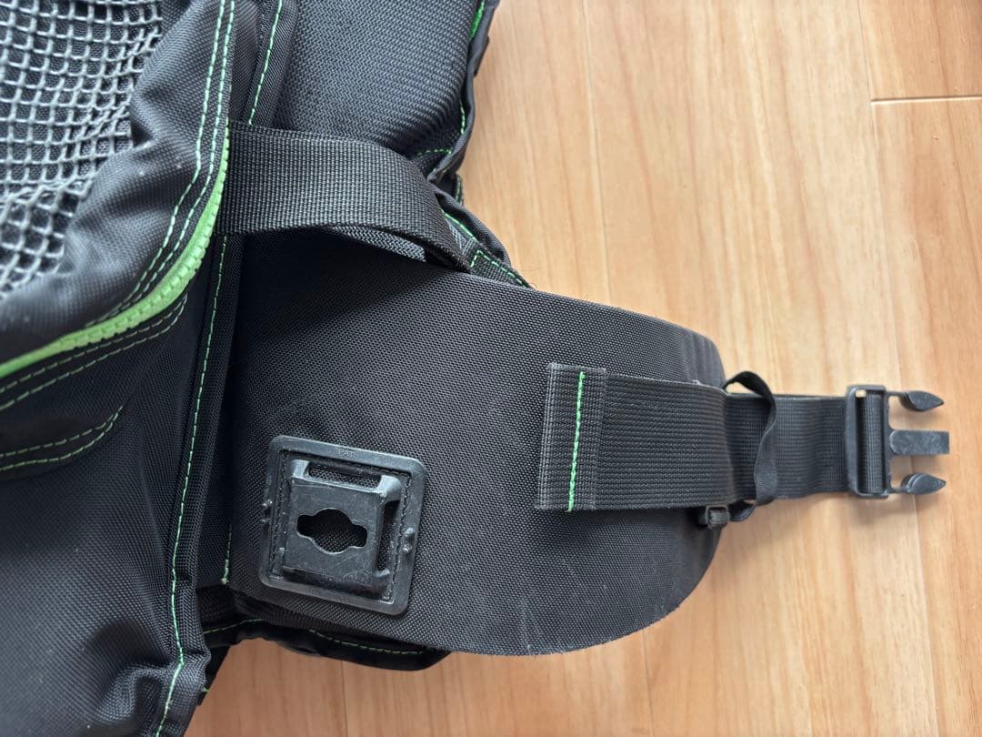 リバレイ RBBフィッシングベスト ブラック/グリーン