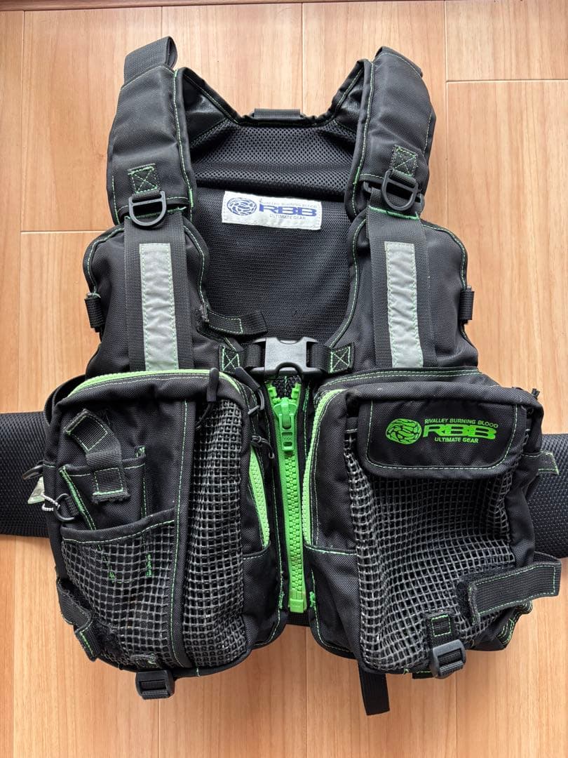 リバレイ RBBフィッシングベスト ブラック/グリーン