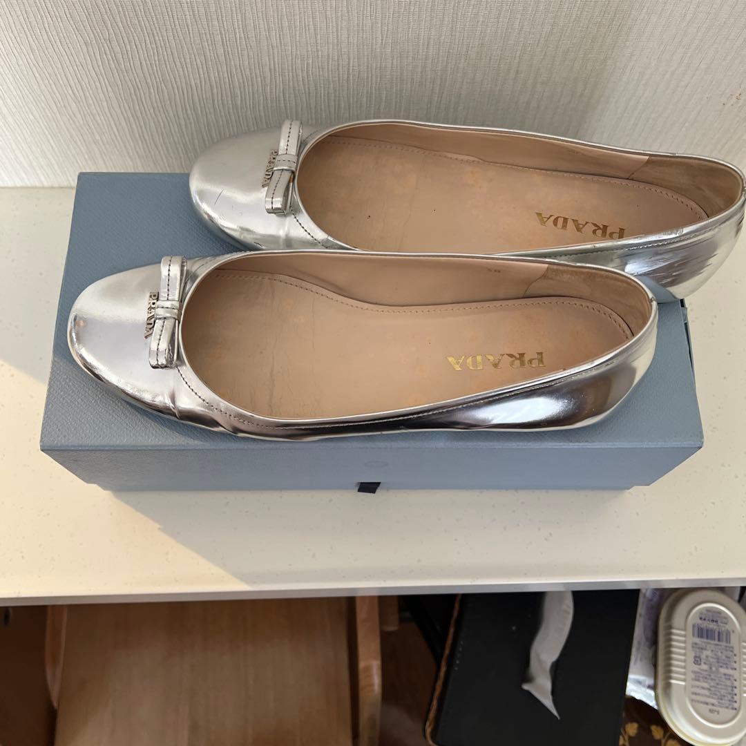 PRADA シルバー フラットシューズ