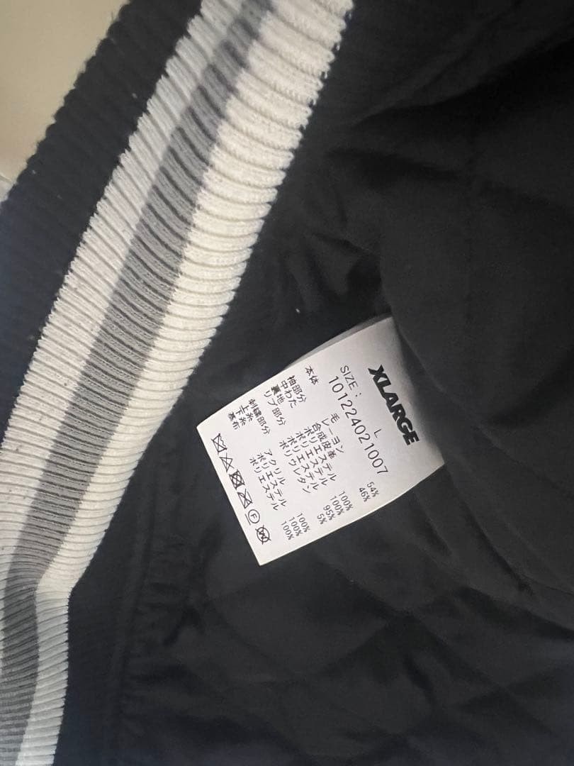 XLARGE スタジャン L ブラック×アイボリー 刺繍ロゴ レザー切替