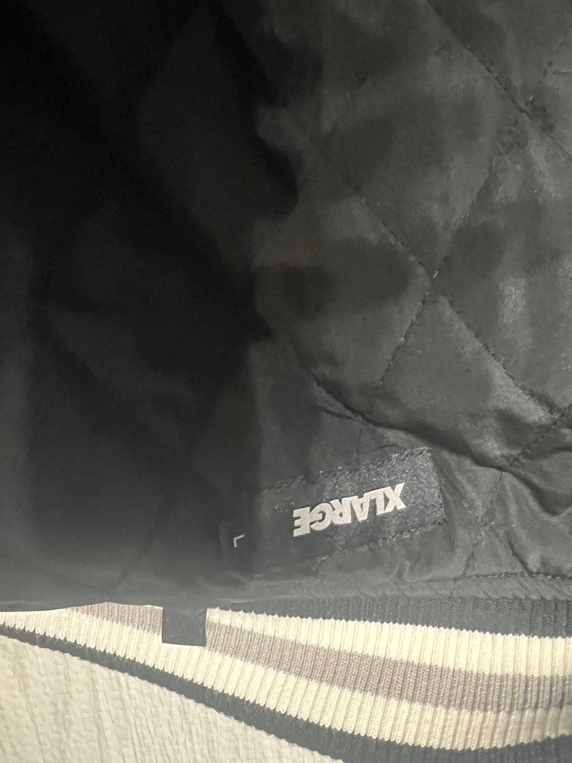 XLARGE スタジャン L ブラック×アイボリー 刺繍ロゴ レザー切替