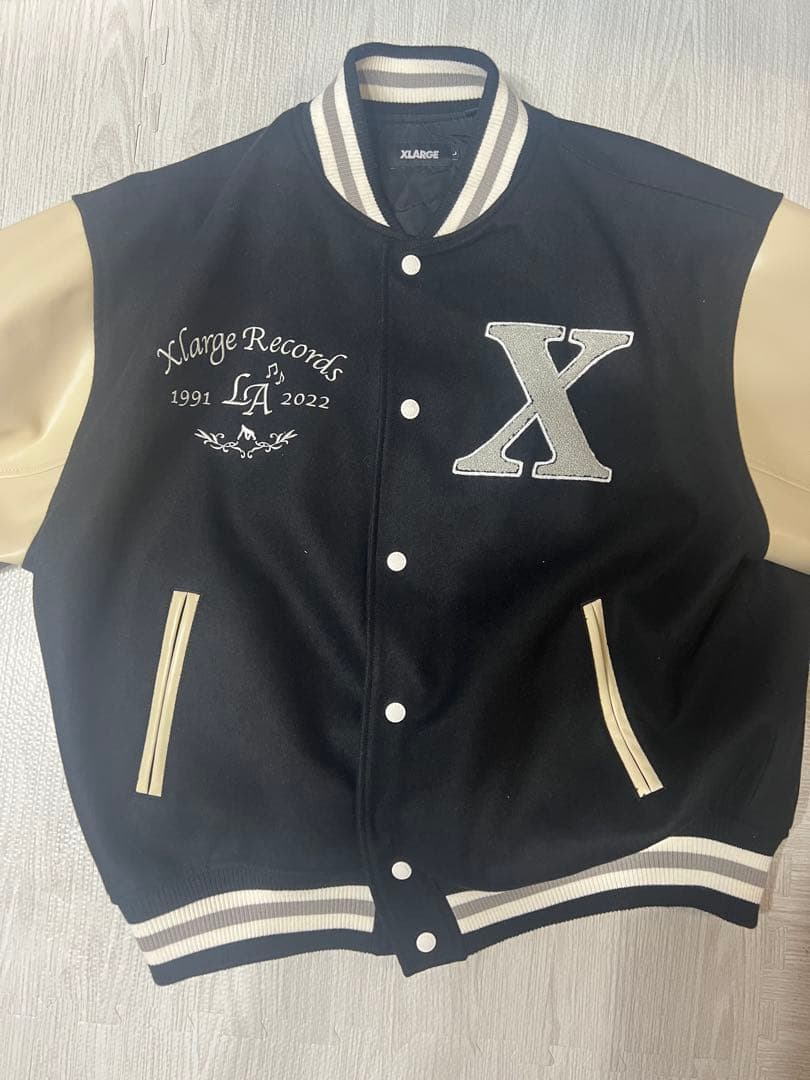 XLARGE スタジャン L ブラック×アイボリー 刺繍ロゴ レザー切替