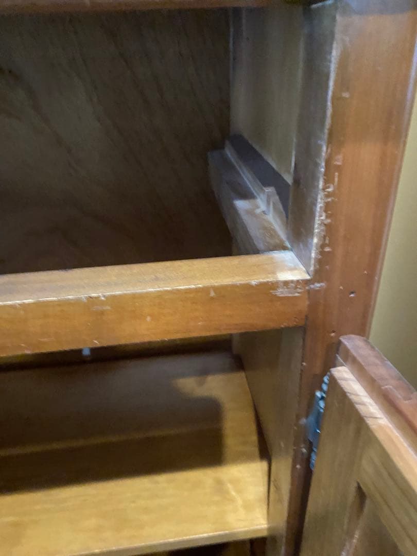 （りりり）送料込み　スペイン製　木製キャビネット