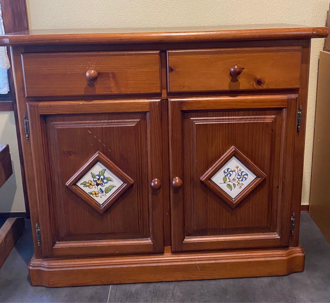 （りりり）送料込み　スペイン製　木製キャビネット