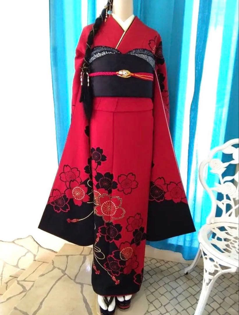 振袖　赤　黒　花柄