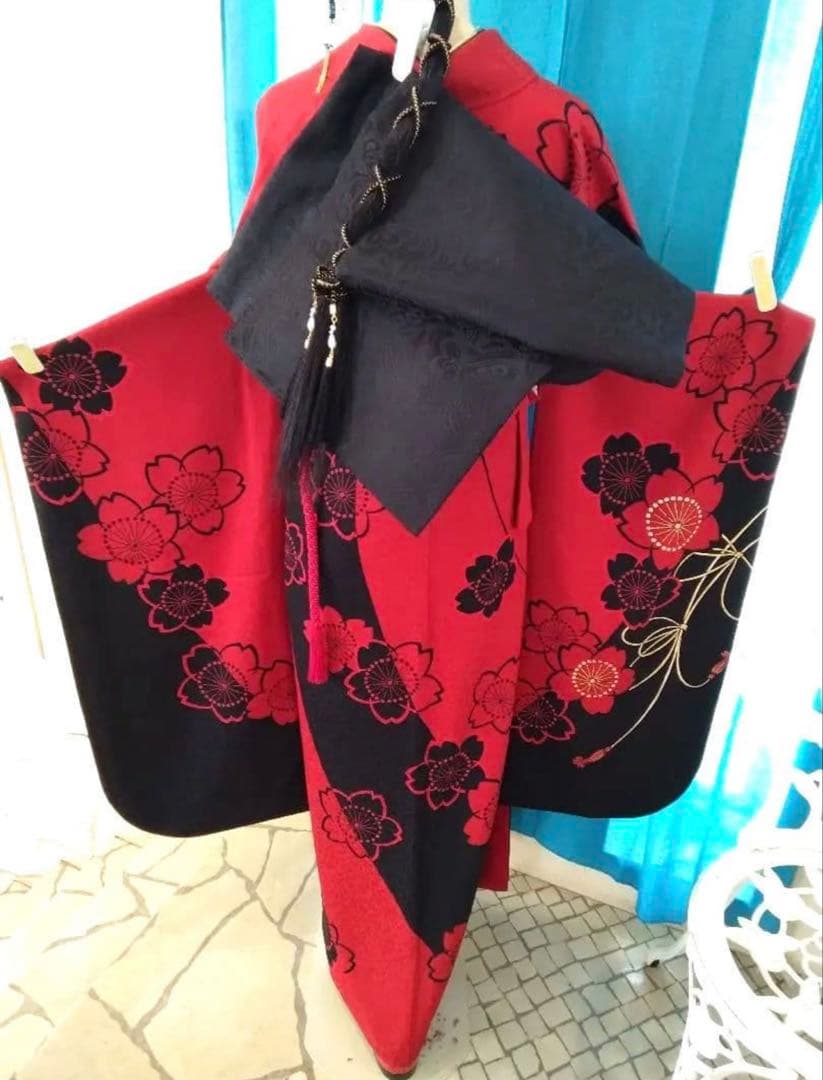 振袖　赤　黒　花柄