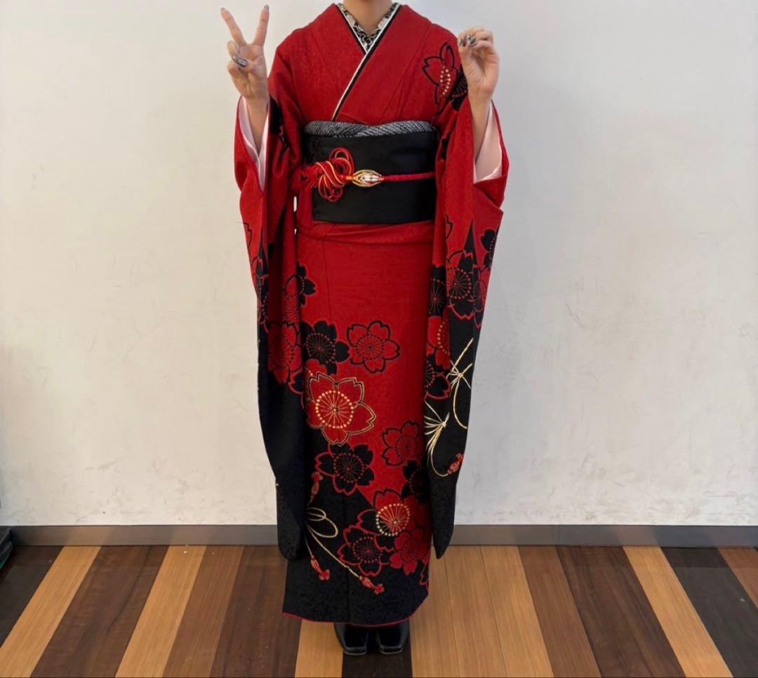 振袖　赤　黒　花柄