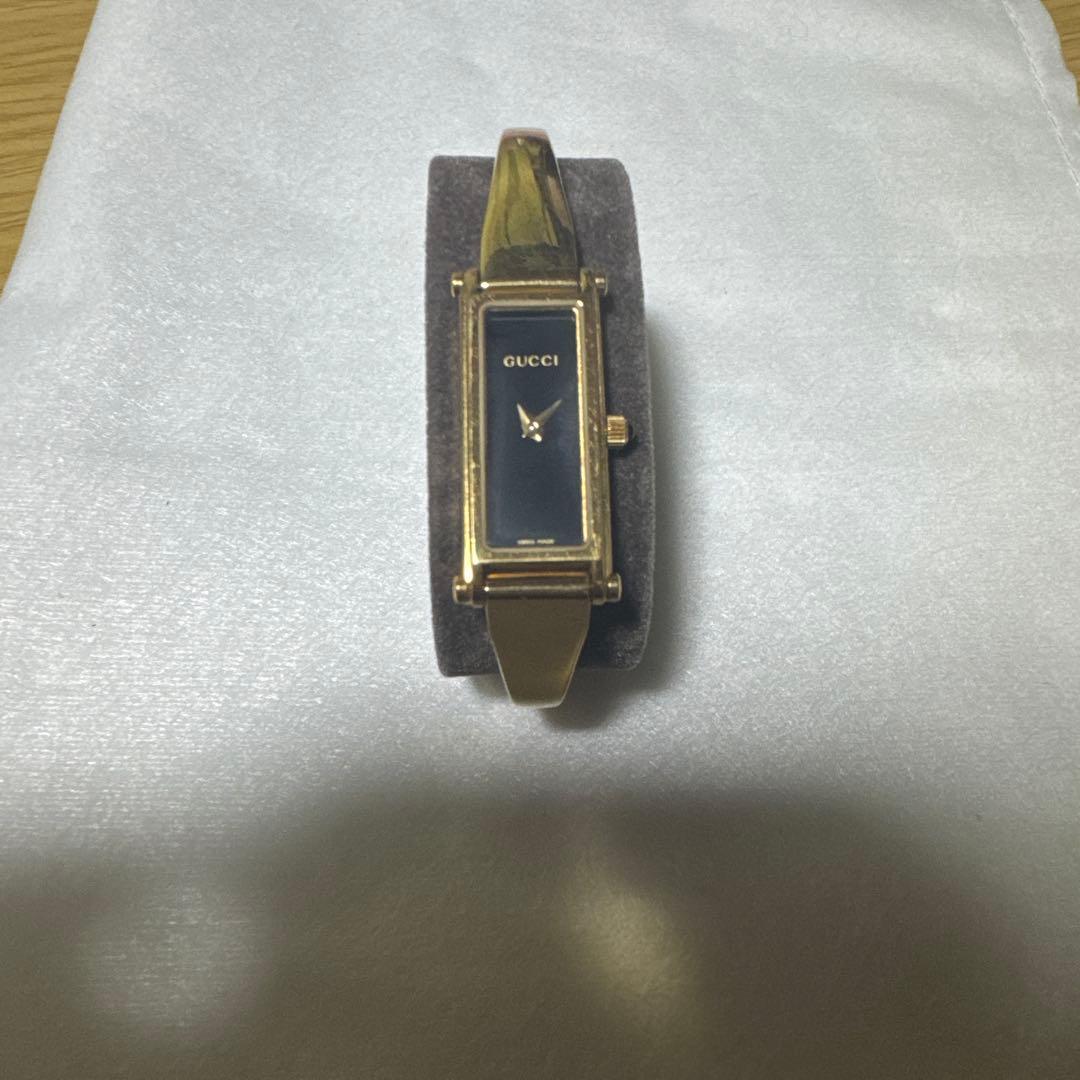 GUCCI レディース腕時計 1500L 黒文字盤 ゴールド バングル
