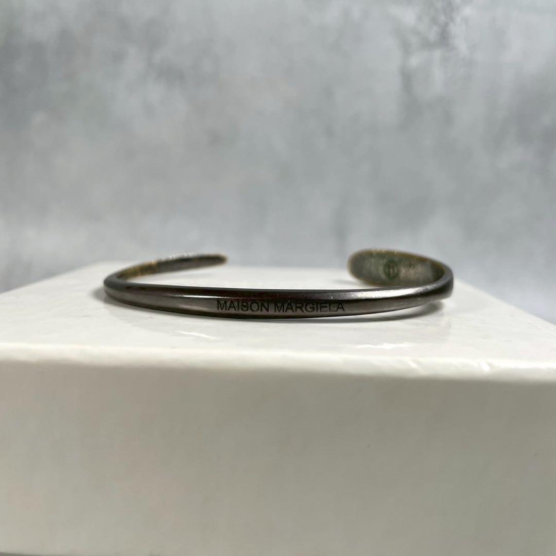 美品⭐️メゾンマルジェラ ナローブラスバングル ブランドロゴ型押し シルバー