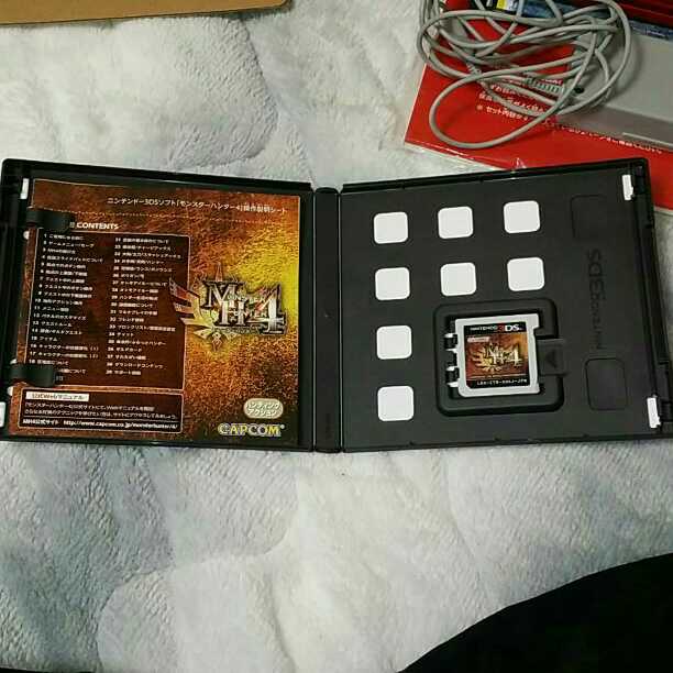 3DS本体(SDcard 2ギガ付)+モンハン3G+モンハン4