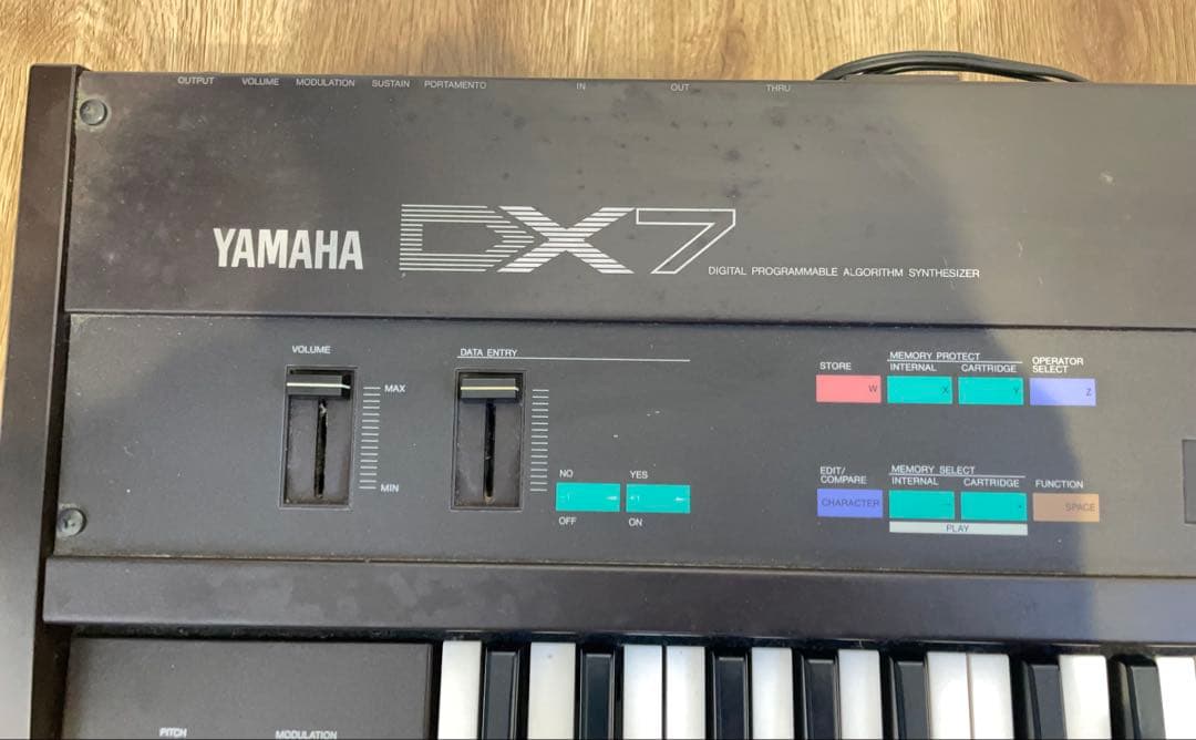 ヤマハ シンセサイザー DX7 ハードケース付き 61鍵盤 32音色