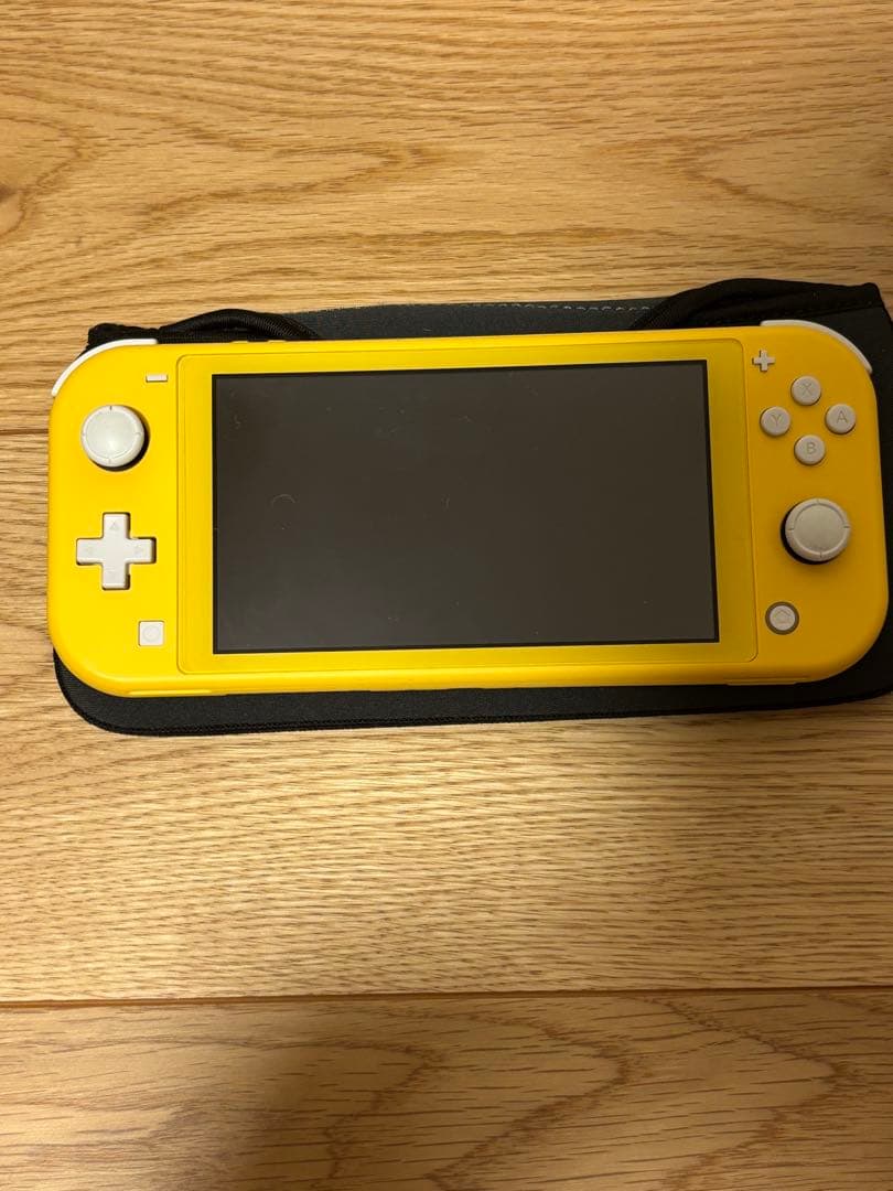 Nintendo Switch Lite イエロー　ポケモン付