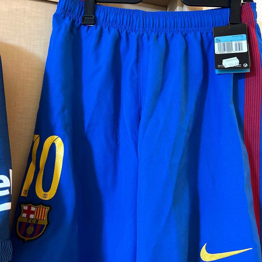 メッシバルセロナスペイン公式ショップで購入しましたソックスもあります