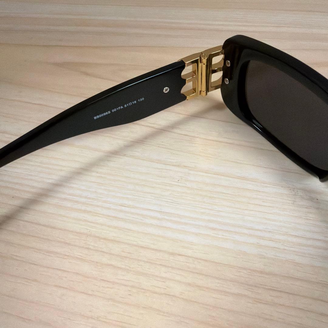 バレンシアガスクエアサングラス