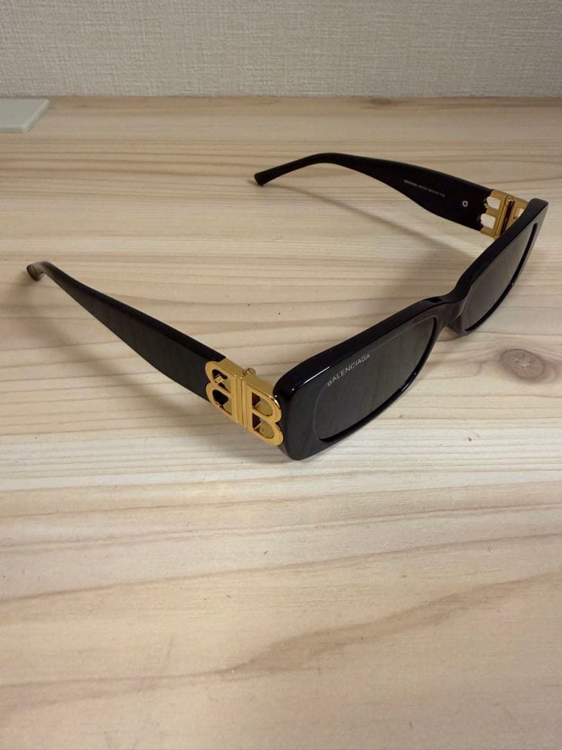 バレンシアガスクエアサングラス