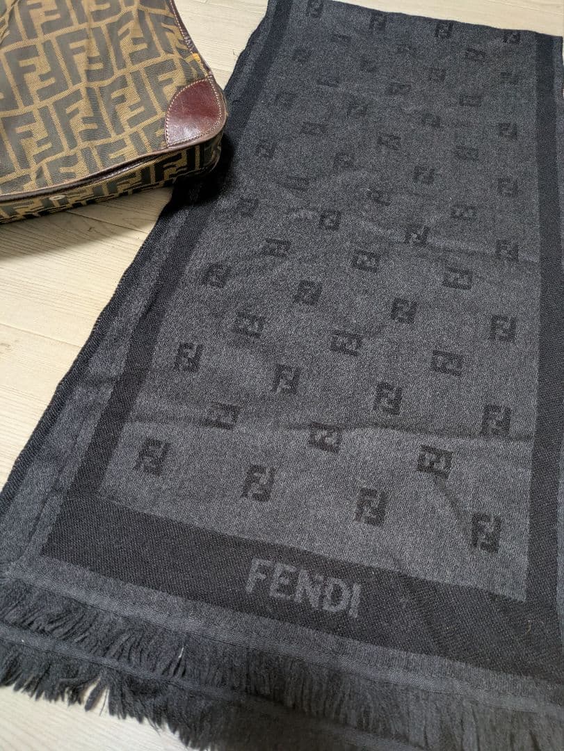 数回使った暖かいFendi ウールマフラー グレー ロゴ入り